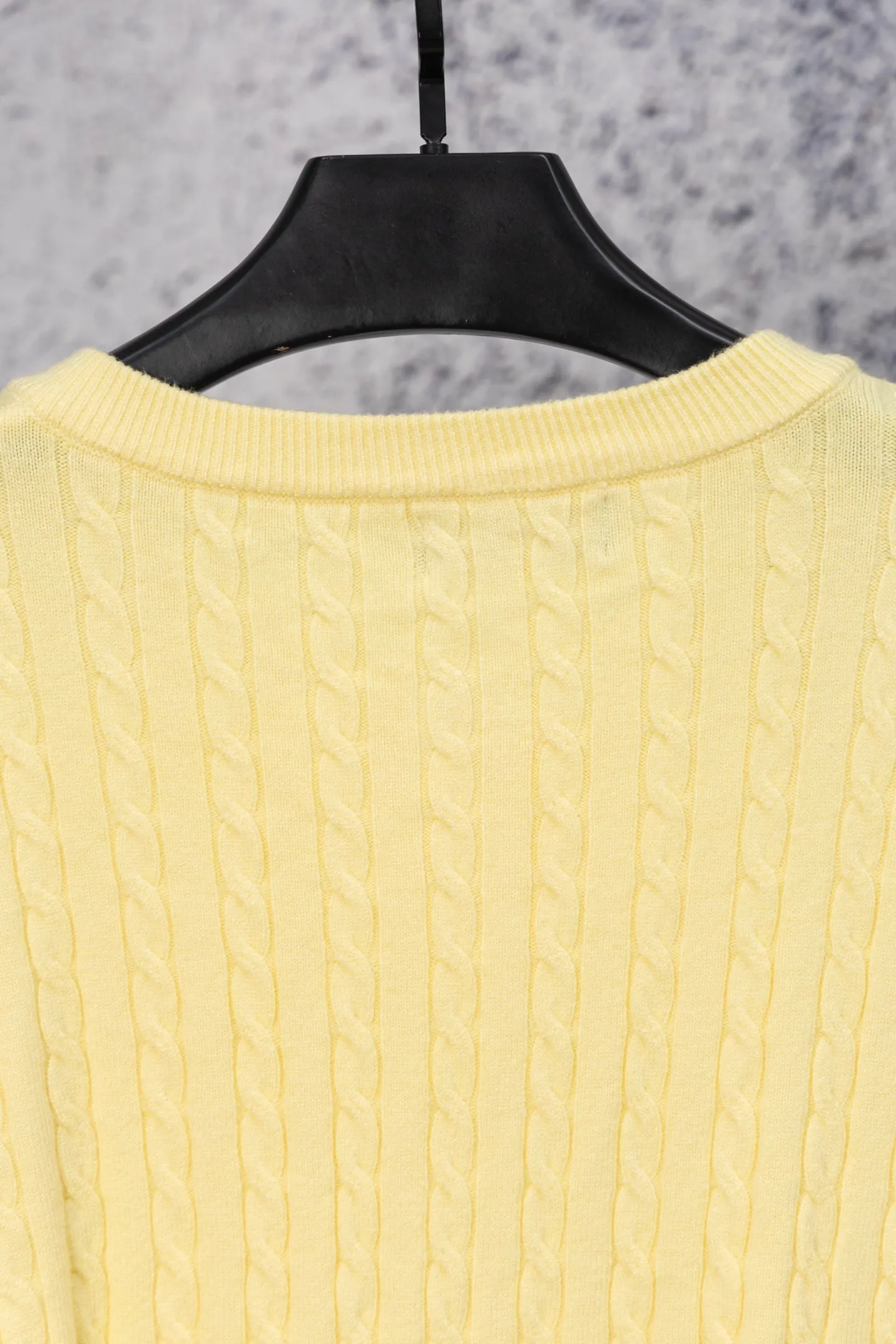 P170 Ralph Lauren Classic Round Neck Solid Color Pony Embroidered Logo Knitted Cardigan Long Sleeve Ralph Lauren Classic Basic Versatile Twist Knitted Cardigan Long Sleeve Main supply platform live broadcast Wholesale entity Replenish when out of stock Not removed from the shelves Quality 1:1 patterning Complete three standards Correct version of pony logo Imported quality cotton yarn Focus on high-end Cost-effective Good quality Needless to say Zhao Lusi's same style is really amazing, so sweet I'm so beautiful. This cardigan is really good-looking. It's simple and easy to wear. It's a must-have for goddess ootd. Good-looking clothes are never picky. A must-have in the wardrobe of goddesses. Size: S-XL. Color: black, apricot, gray, navy, red, white.